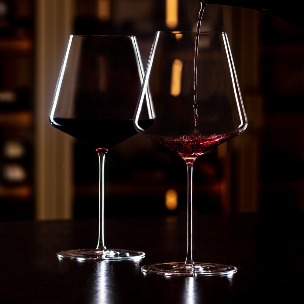 Ariane 88 cl rødvinsglass fra Lehmann på grønt bord.